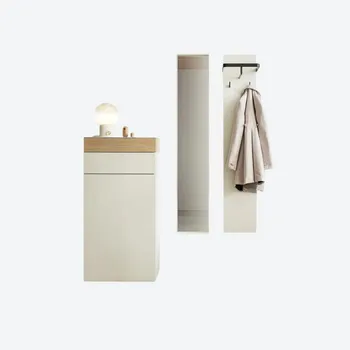 Moderne Garderobe in weiß mit Holz elementen vor einer weißen Wand.