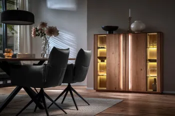 Modernes Highboard mit beleuchteten Glastüren außen.