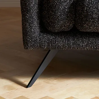 Detailbild von Fuß eines Sofas aus schwarzem Metall.