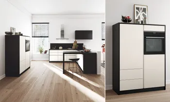 Minimalistische Contur U-Küche in Schwarz &amp; Weiß, grifflos und mit Tresen und Hocker.