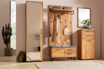 Garderobenmöbel bestehend aus einem großen Spiegelschrank, Hutablage mit Haken, Schuhbank und einem Highboard über dem ein Spiegel hängt.