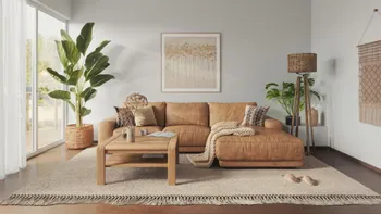 Gemütliches Ecksofa aus cognacfarbenem Leder in einem hellen Wohnzimmer, dekoriert mit Pflanzen, Stehlampe in natürlichen Materialien.