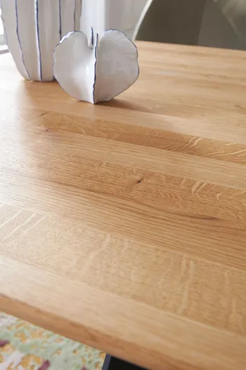 Tischplatte aus Eiche Natur eines Design Esstisches. 