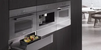 Küchenhochschrank in schwarzer Lamellenoptik mit 3 unterschiendlichen Küchengeräten von Miele. 