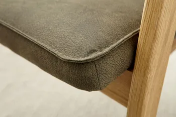 Sitzfläche eines Stuhls aus grünem Leder mit Holzgestell.