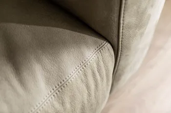  Naht eines Ledersofa in Taupe.
