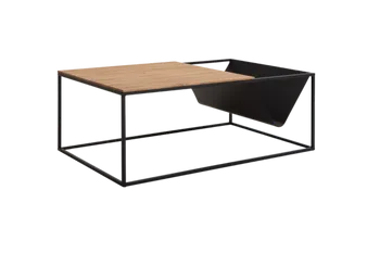 Couchtisch mit schwarzem Metallgestell und eckiger Tischplatte aus Massivholz, an dessen Seite ein schwarzes metallisches Ablagefach befestigt ist.