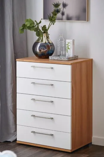 Kommode mit Holzrahmen und weißen Schubladenfronten. 