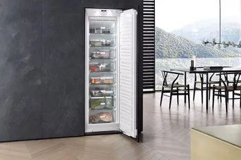 Offener Einbaukühlschrank mit beschrifteten Fächern