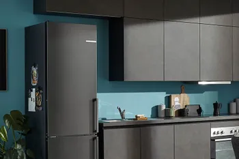 Farbenfrohe Küche mit Betonfronten