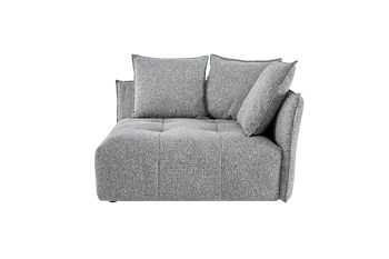 Grau melierte Sofa Ecke mit gemütlicher Polsterung und Kissen an der Rückenlehne.