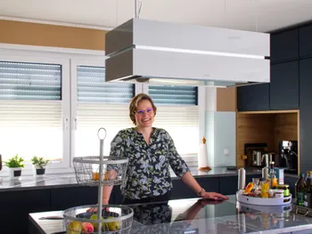 Frau Rösch in ihrer Familienküche