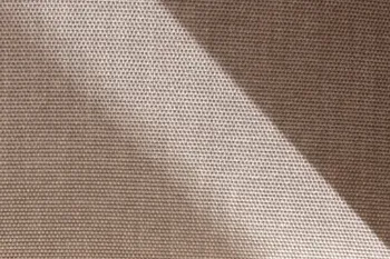 Muster eines beigen Stoffs des Ecksofas Tulsa KS von Natura Home.