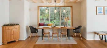 Holzesstisch mit vier Stühlen