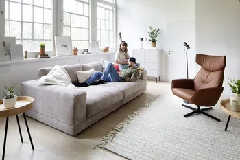 raumfreunde-sofa-juni-lounge-mit-paar.webp