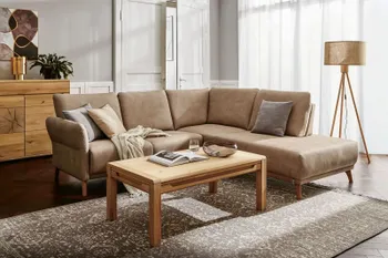 Hellbraunes komfortables Ledersofa mit Holzfüßen.