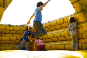 familienevent-am-wochenende-jubilaeumstag-bei-moebel-starke-huepfburg.jpg