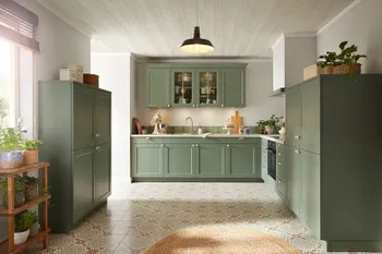 U-Küche im modernen Landhausstil mit Fronten in Eukalyptus Grün.