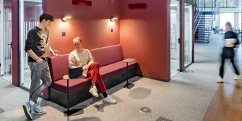 Sitzbank an Gruppenarbeitsraum, rot