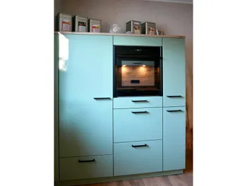 Backofen-Nische in einer grünen Küche