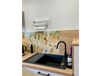 Die Spüle in einer Küche mit Holzoptik