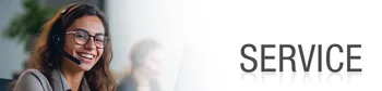 Junge Frau trägt ein Headset in einer Büroumgebung und lächelt in die Kamera. Rechts groß auf Weiß das Wort Service.&nbsp;