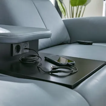Integrierter USB-Anschluss bei einer blauen Couch.