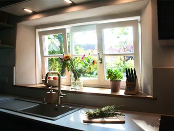 Küchenfront einer modernen Familienküche