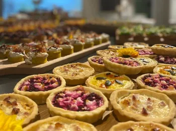 Kleine Köstlichkeiten, die im Rahmen einer Weinprobe gereicht werden