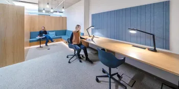 Hellblaue Sitzbank und Schreibtisch