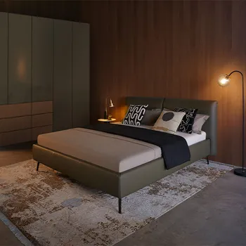 Braunes Design Polsterbett aus Leder neben einem farblich dazu passenden Kleiderschrank.