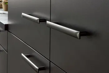 Küchenschublade mit Kunststofffront in Schwarz.
