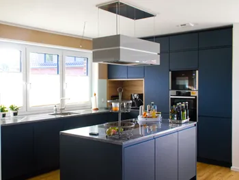 Gesamtansicht einer modernen Familienküche