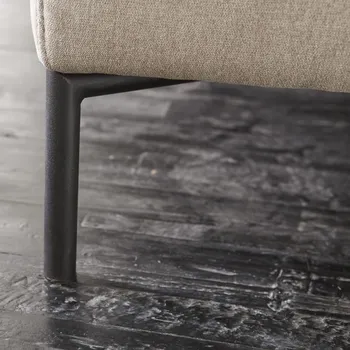 Sofa Fuß in schwarzem Metall.