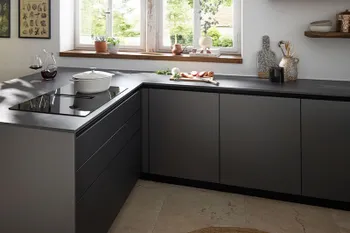 Schwarze moderne Küchenzeile der Contur Küche 56.210